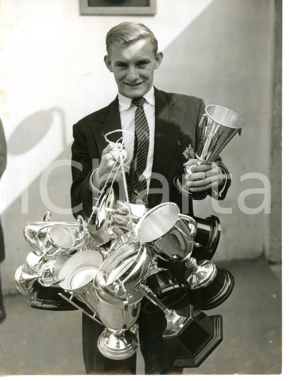 1958 LONDON - MOTORCYCLING Mike HAILWOOD with his trophies *Foto 15x20 cm