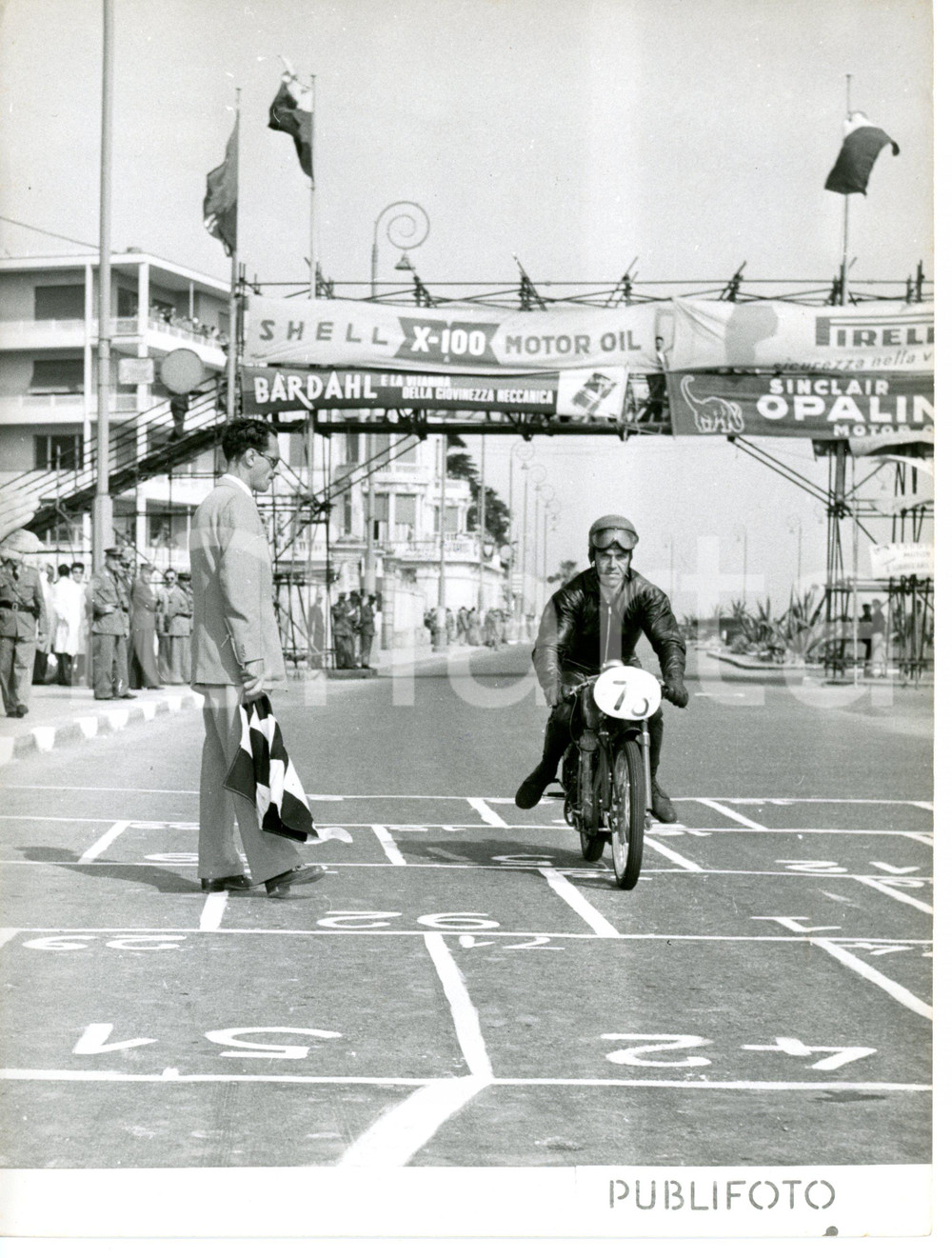 1953 GENOVA - MOTOCICLISMO 125 cc - Arrivo di Sergio PIERINI su moto AGUSTA