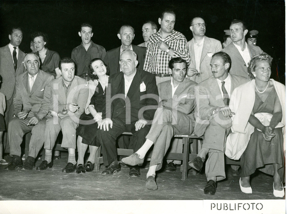 1955 ca CICLISMO Fausto COPPI - Ritratto di gruppo durante serata *Foto 24x18 cm