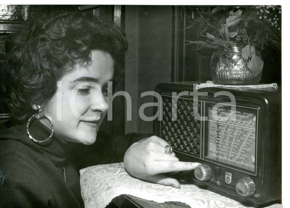 1956 TORINO La cantante Clara VINCENZI ascolta la radio *Foto 18x13 cm