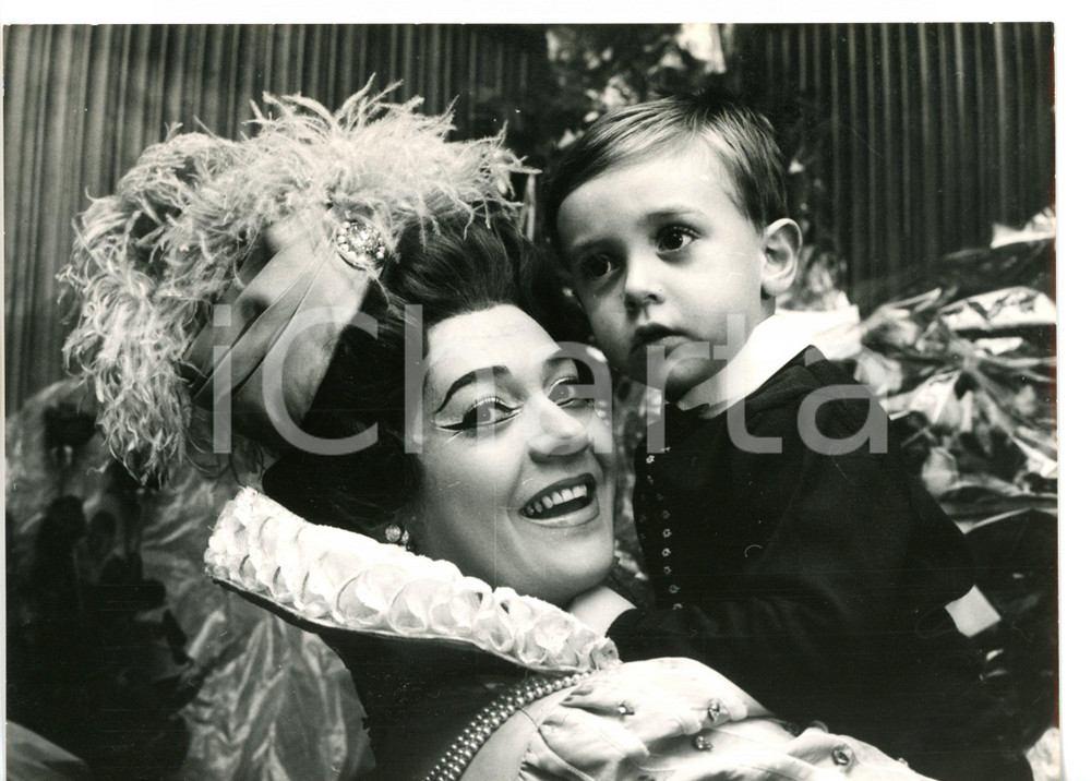 1963 MILANO Teatro alla Scala - Il mezzosoprano Fiorenza COSSOTTO con il figlio