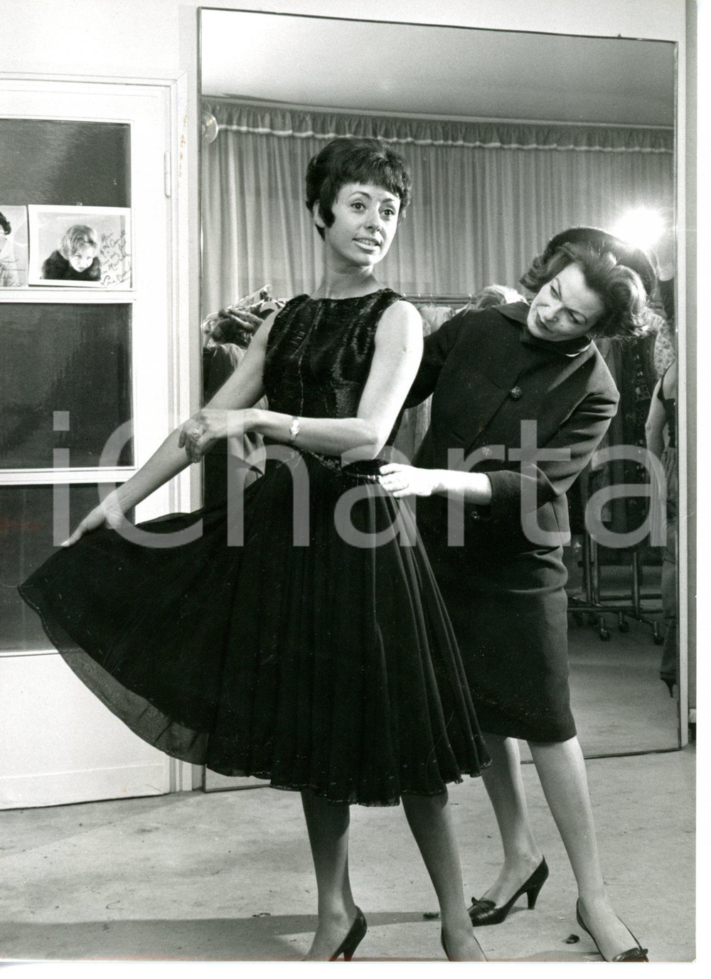 1957 MILANO Caterina VALENTE nell'atelier di Gigliola CURIEL *Foto 13x18 cm