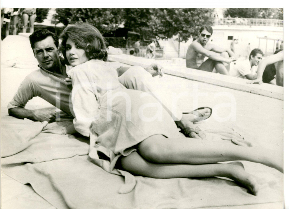 Fotografia d epoca originale 1963 CINEMA Troppo caldo per giugno  Sylvia KOSCINA e Dirk BOGARDE sul set 1