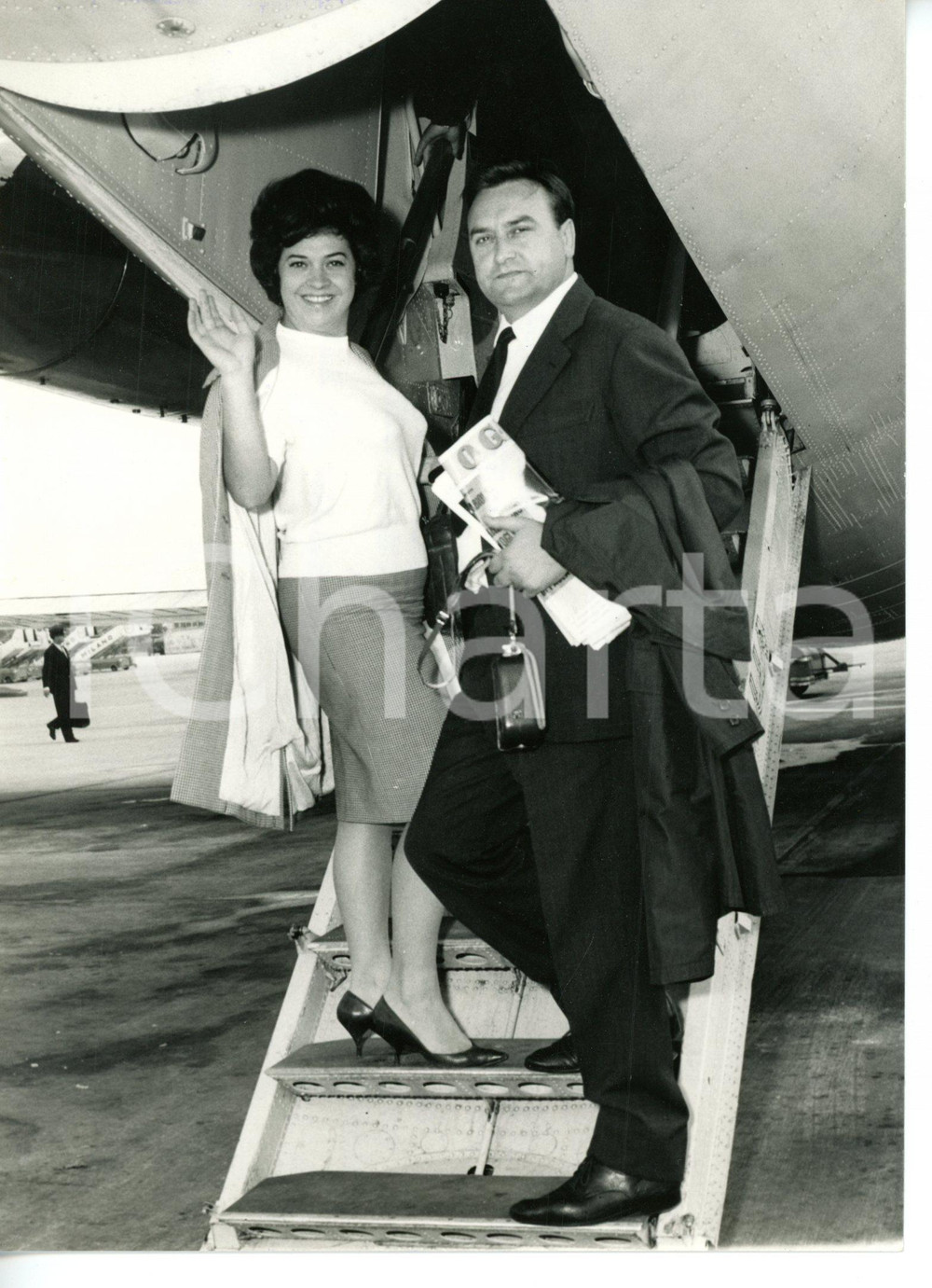 1963 AEROPORTO DI LINATE Fiorenza COSSOTTO con il marito Ivo VINCO in partenza