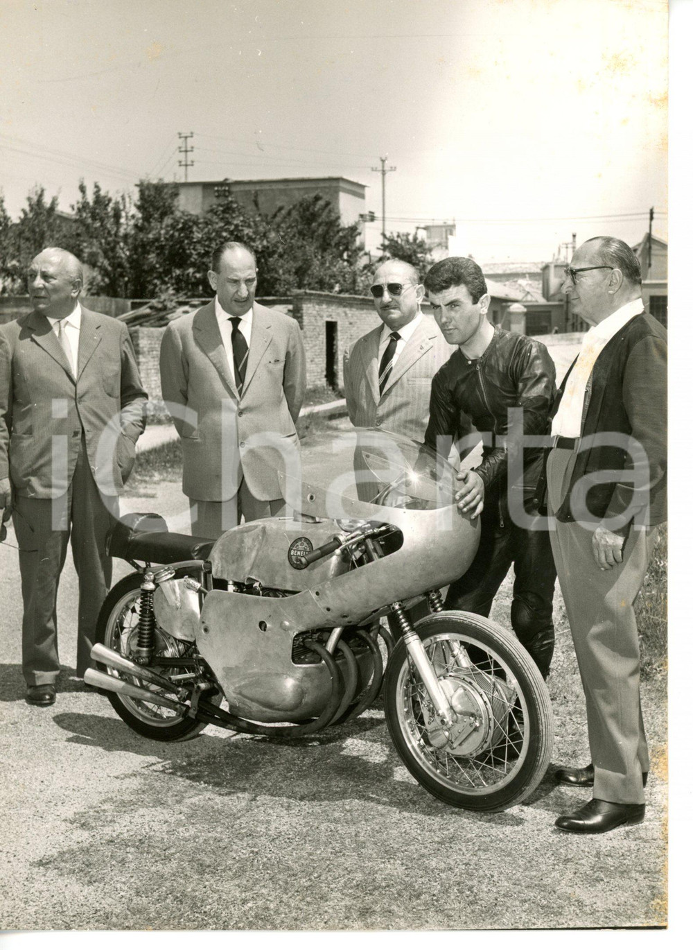 1955 ca PESARO Silvio GRASSETTI e fratelli BENELLI presentano la nuova moto FOTO