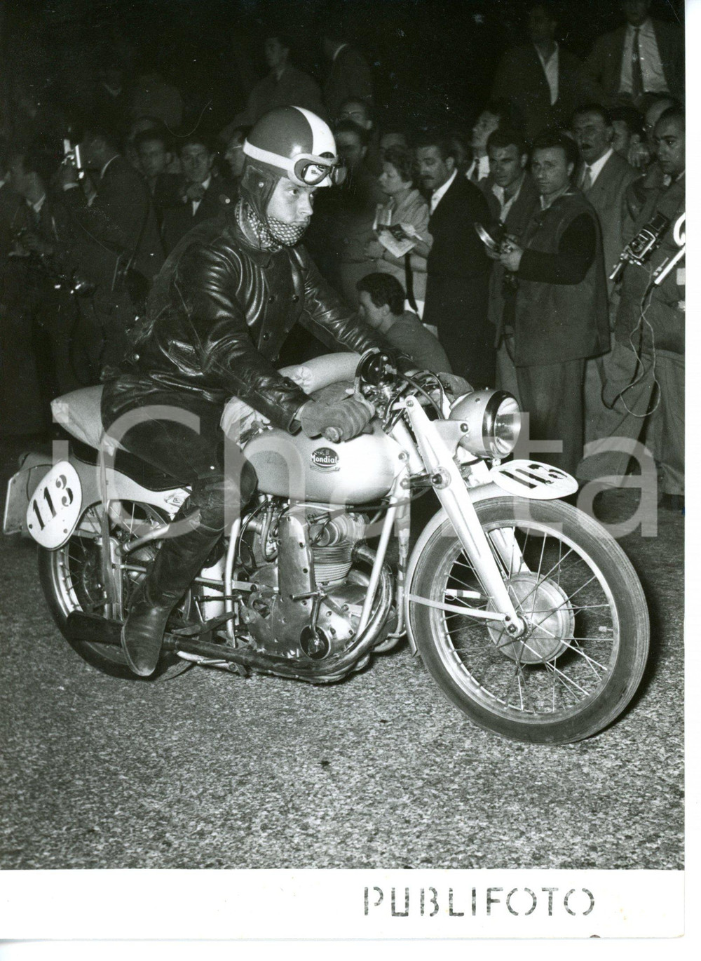 1953 MILANO-TARANTO - MOTOCICLISMO Partenza di MORELLI su Mondial 125 cc *Foto
