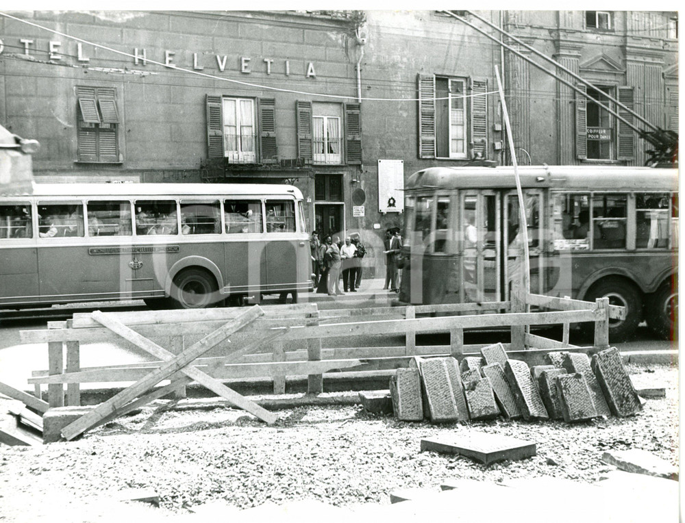 1955 ca GENOVA Hotel Helvetia - Lavori stradali alla fermata dell'autobus *Foto 