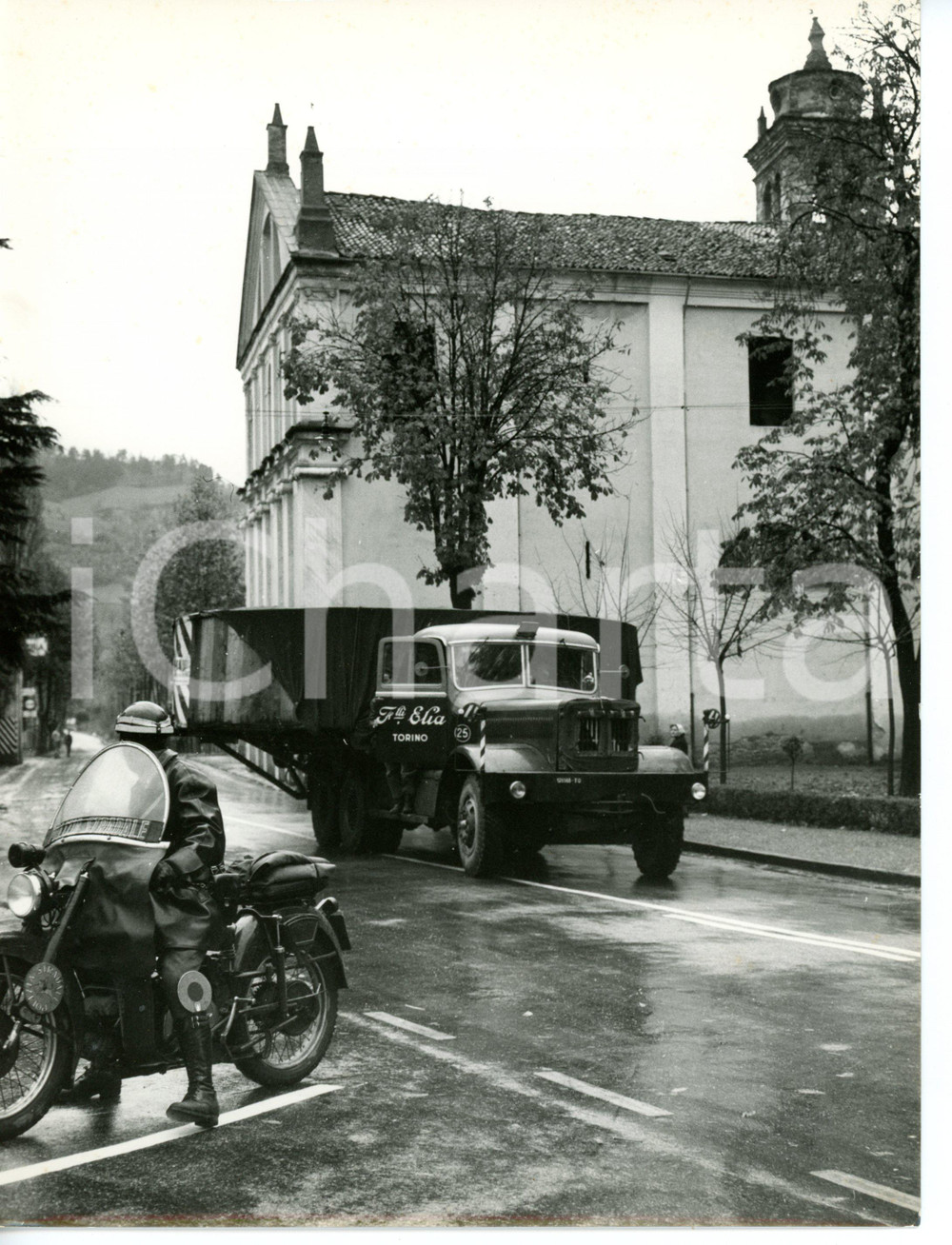 1955 ca AREA DI GENOVA Polizia stradale controlla camion Fratelli Elia (Torino)