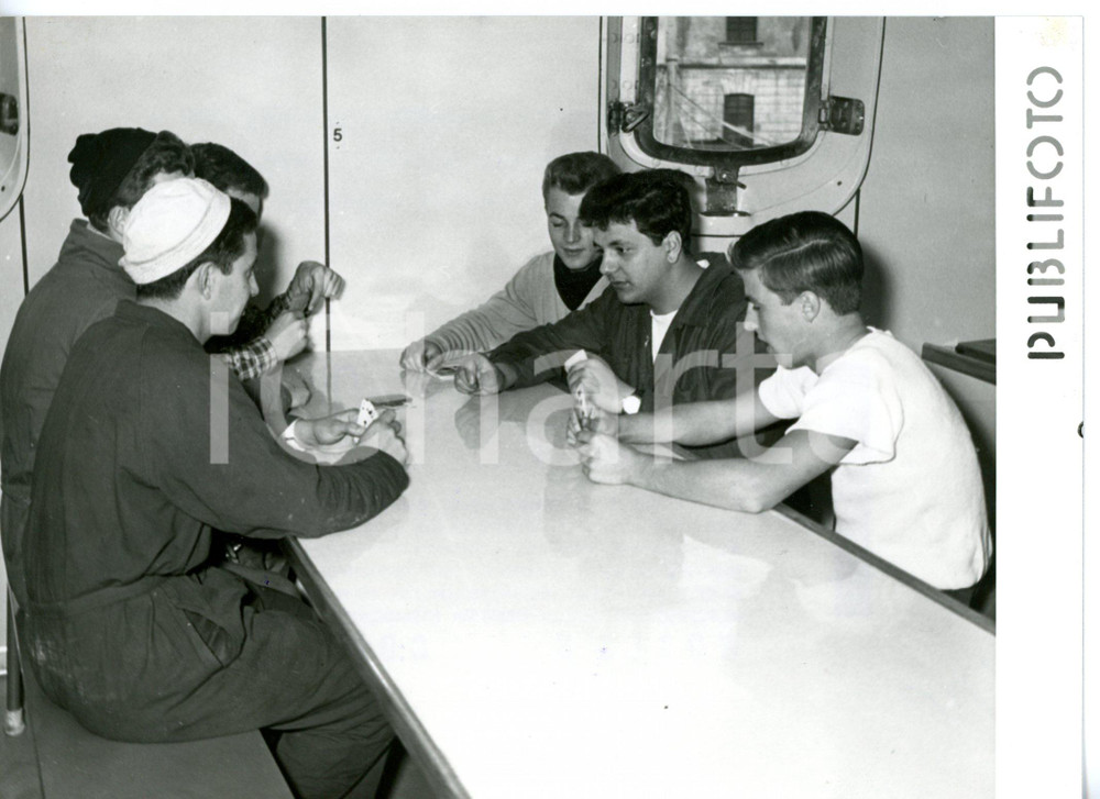 1957 NAPOLI Nave scuola "Giorgio Cini" - Studenti giocano a carte all'intervallo