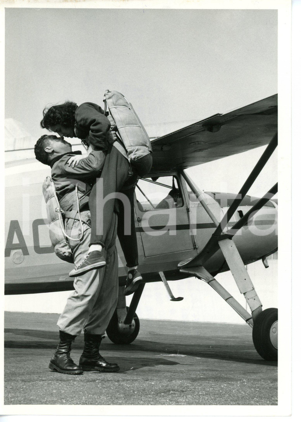 1958 TORINO - AERITALIA Alberto DE CRISTOFARO bacia la fidanzata Bianca CAPPONE