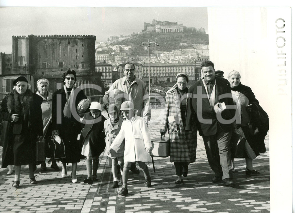 1956 NAPOLI Famiglie evacuate dall'Egitto - Alfio PATALANO ferito al braccio
