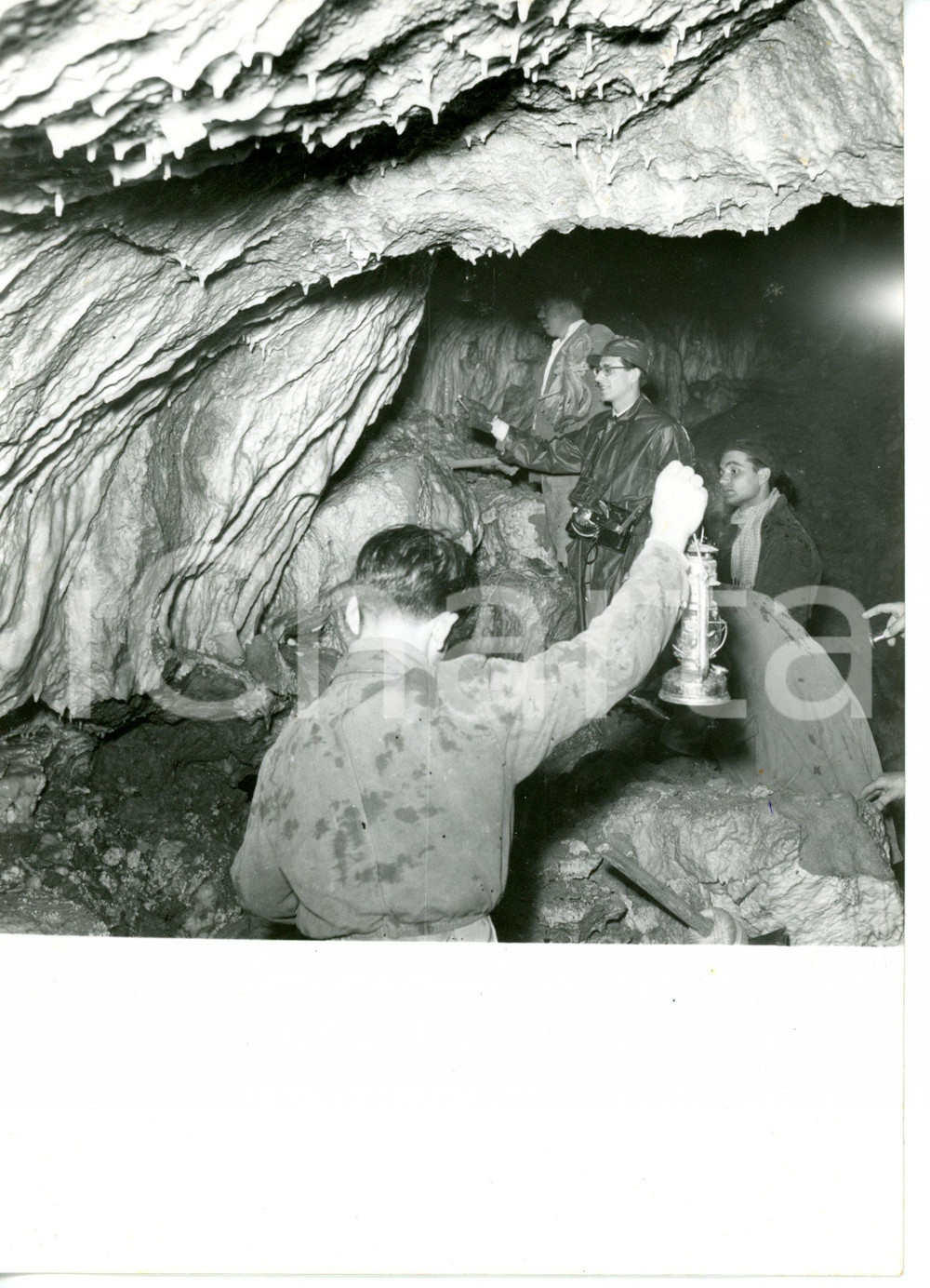1955 ca PALERMO Duomo di Monreale - Giornalisti esplorano grotte sotterranee 