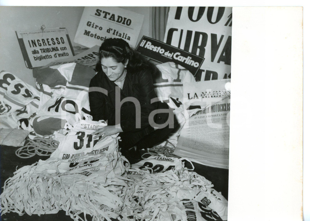 1955 BOLOGNA III Motogiro d'Italia - Preparazione maglie dei piloti *Foto 18x13
