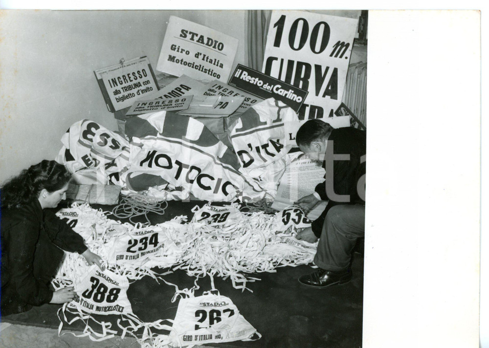 1955 BOLOGNA III Motogiro d'Italia - Preparazione maglie dei piloti - Foto 18x13
