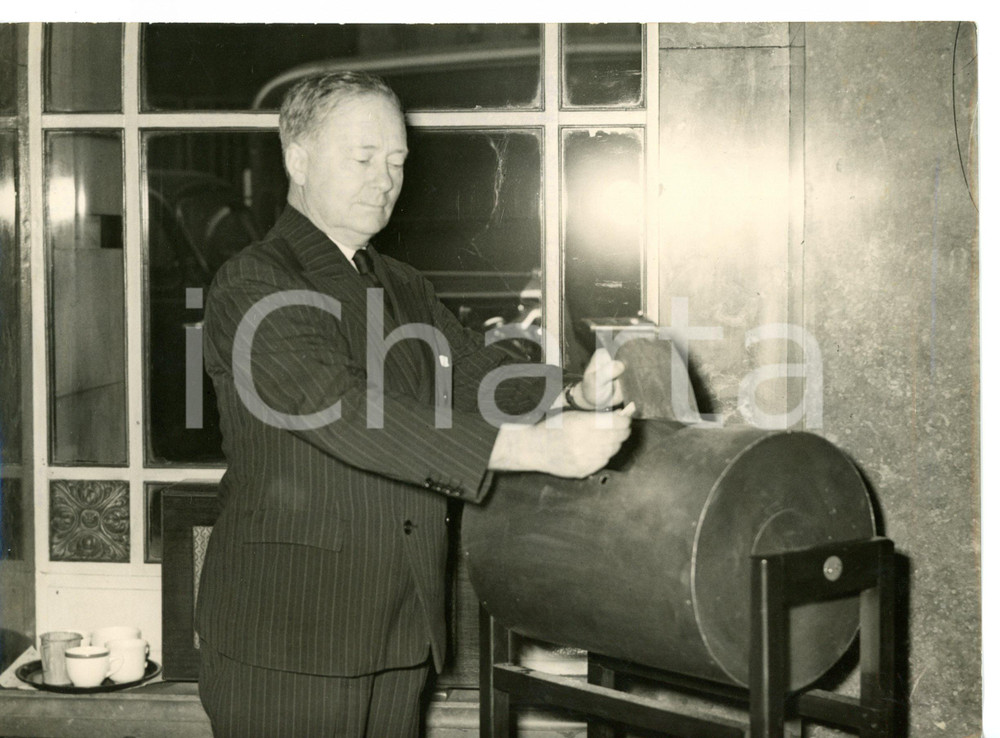 1953 LONDON Thomas WHITE drawing names of Australians for the Coronation route