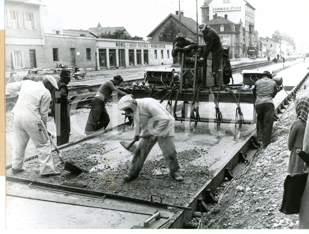 1953 MUNICH Workmen on BERGER & CO. roadbuilding machine 