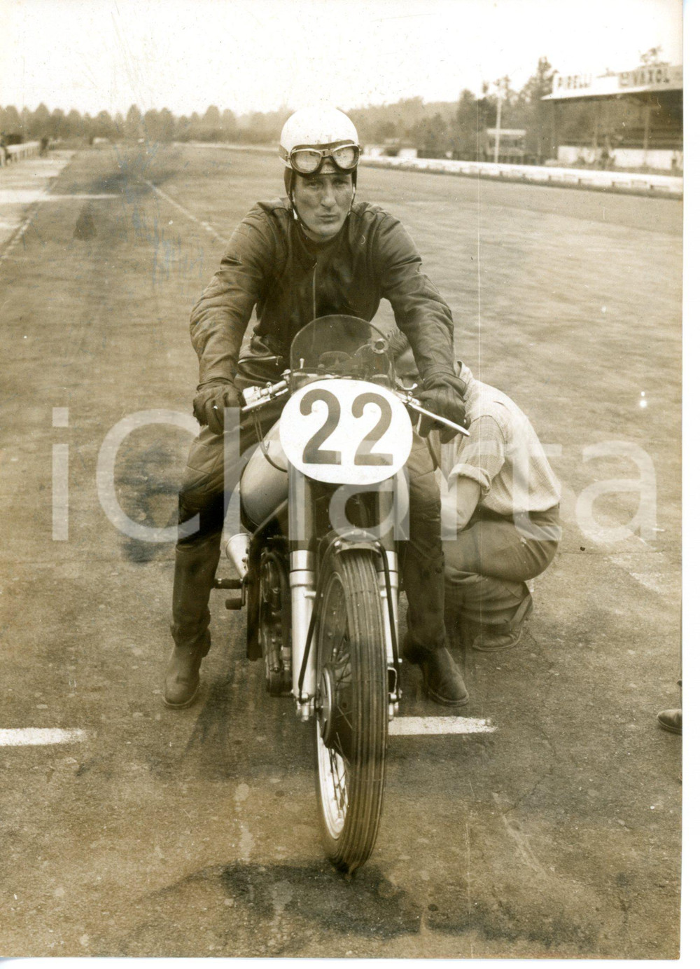 1955 ca MOTOCICLISMO - MV AGUSTA Leslie GRAHAM durante il collaudo *Foto 13x18 Fotografia d'epoca, con didascalia coeva.  CONDIZIONI: FAIR (alone diffuso; lievi sovraimpressioni)DIMENSIONI: 13x18 cm   originale e autentica 1