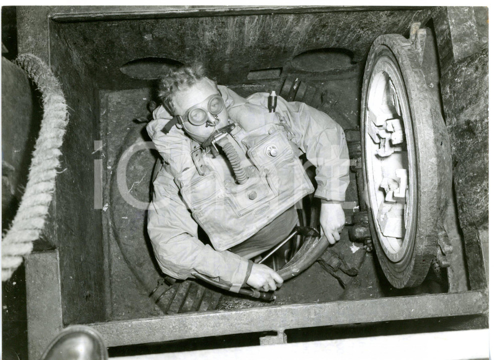 1954 GOSPORT Lieutenant P. G. HAMMERSLEY showing submarine escape technique