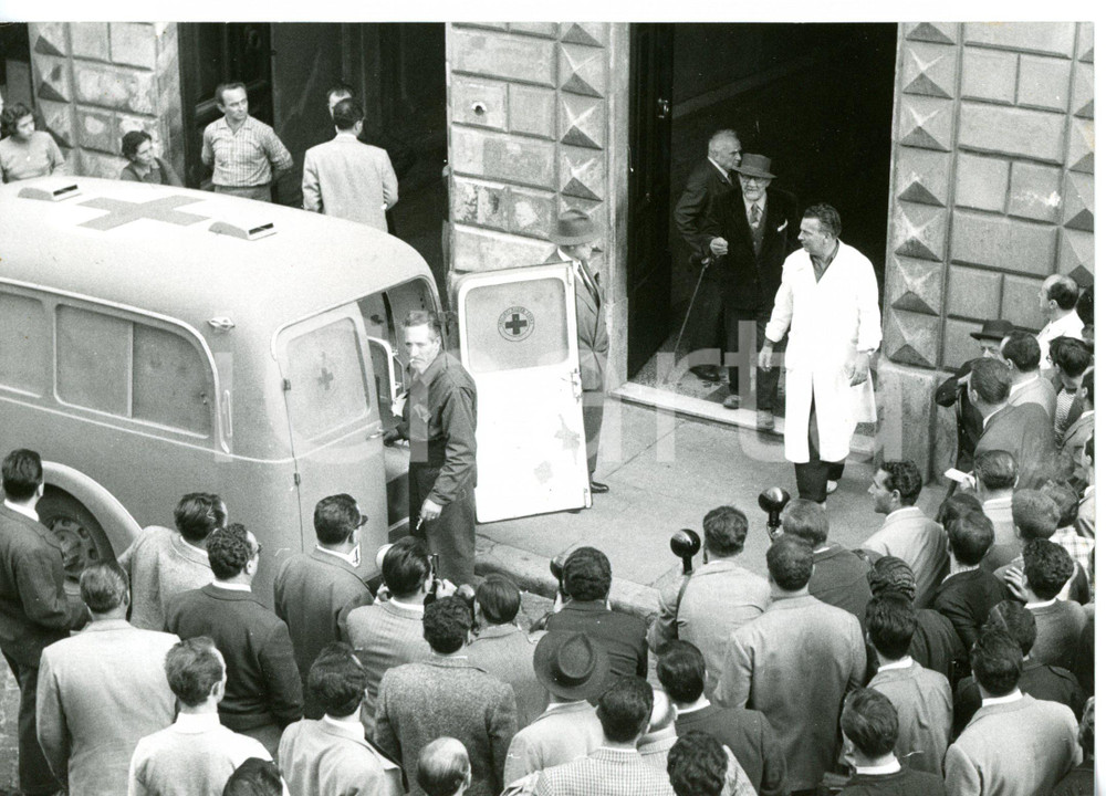 1956 ROMA Marcello ORANO affetto da lebbra prelevato dall'ambulanza *Folla 18x13