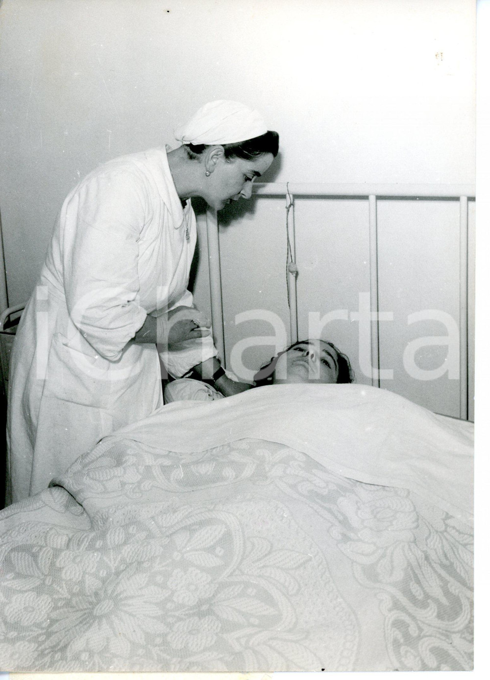 1955 ca PALERMO Giovane donna assistita in ospedale dopo intervento chirurgico