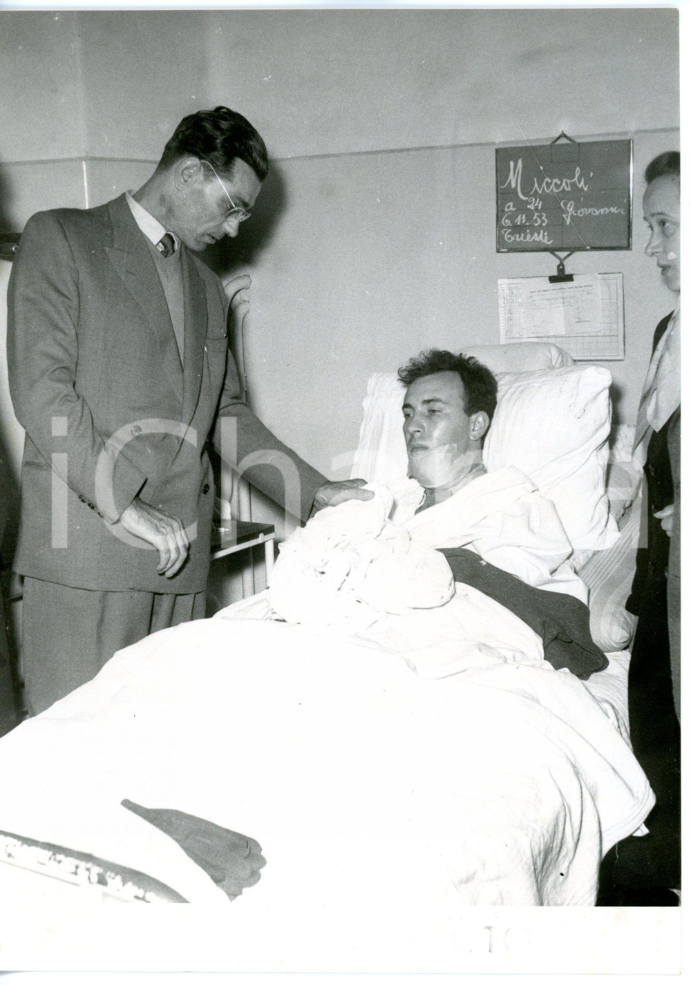 Novembre 1953 RIVOLTA DI TRIESTE Ragazzo in ospedale dopo sparatoria Polizia