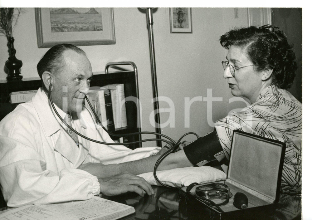 1954 MILANO Ambulatorio medico - Misurazione della pressione *Foto 18x13 cm