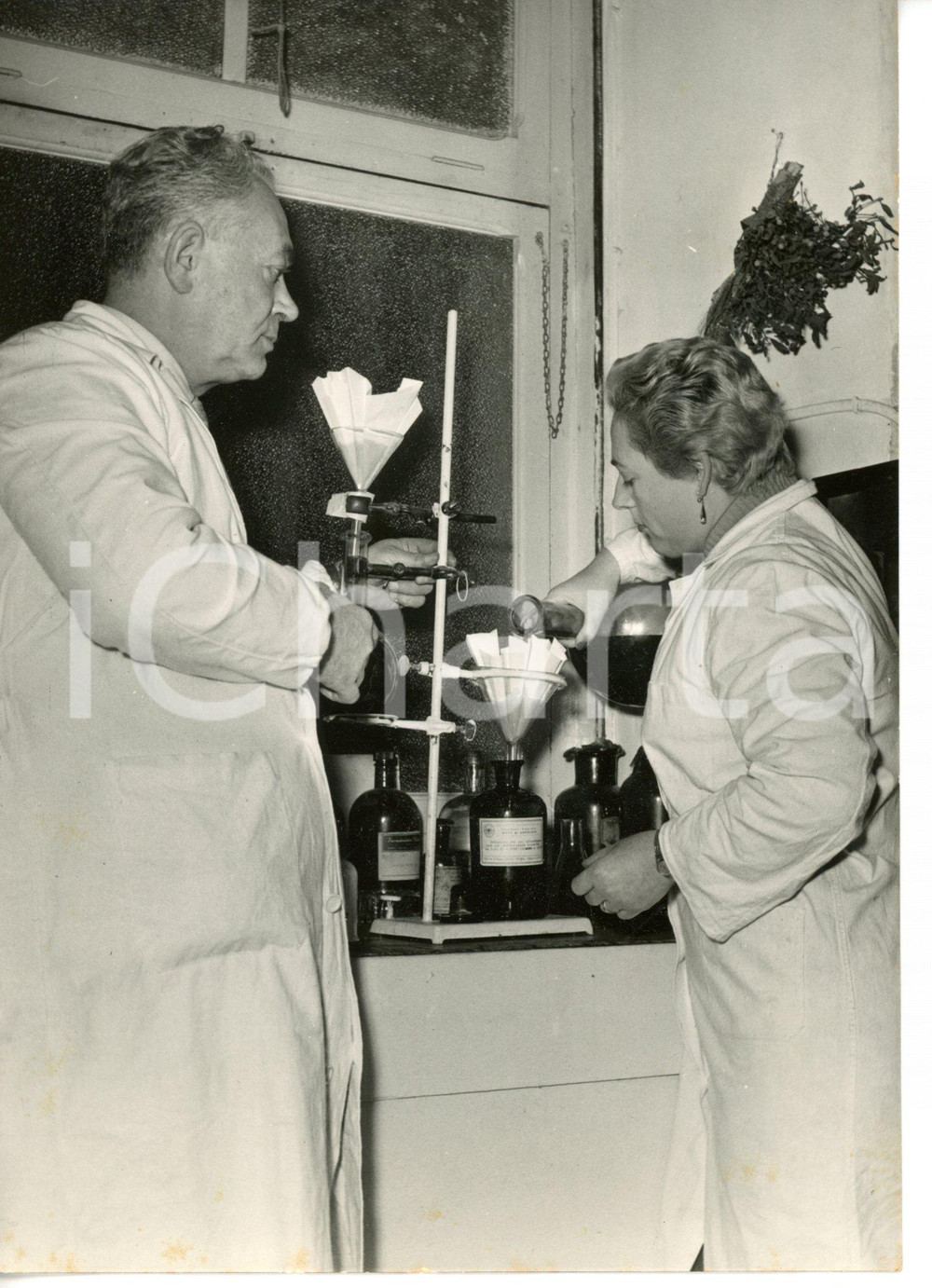 1958 ROMA Inventore farmaco antipoliomielite Ghencio ANGELOFF in laboratorio 