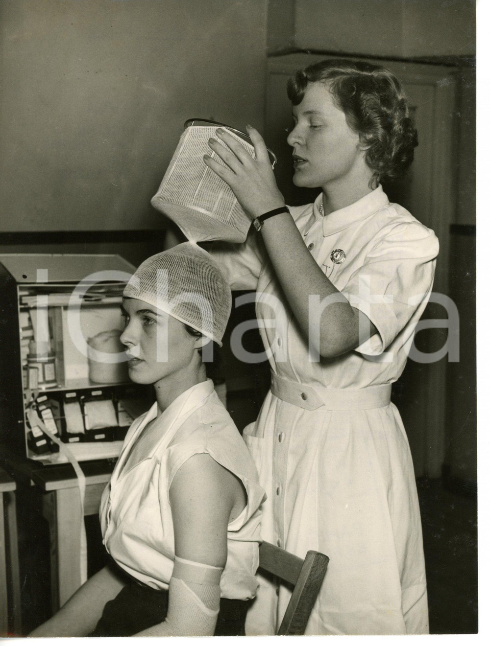 1954 LONDON Nurse Clare THOMPSON demonstrating a new bandaging *Foto 15x20 cm