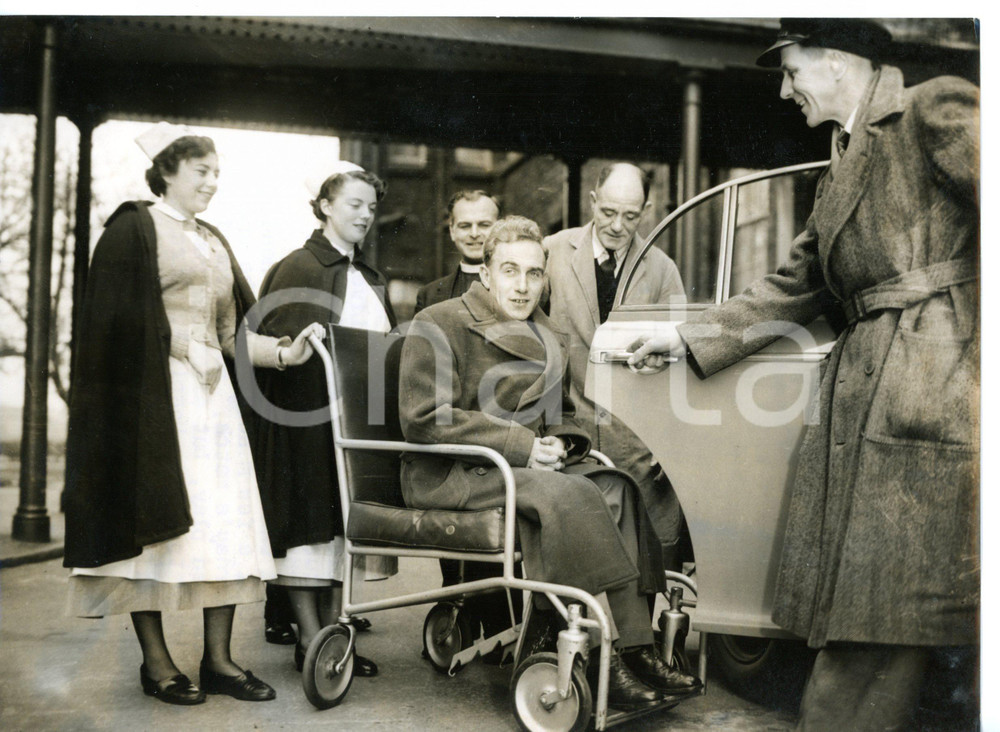 1954 LIVERPOOL Billy WRIGHT in a wheelchair after injury *Fotografia 20x15 cm