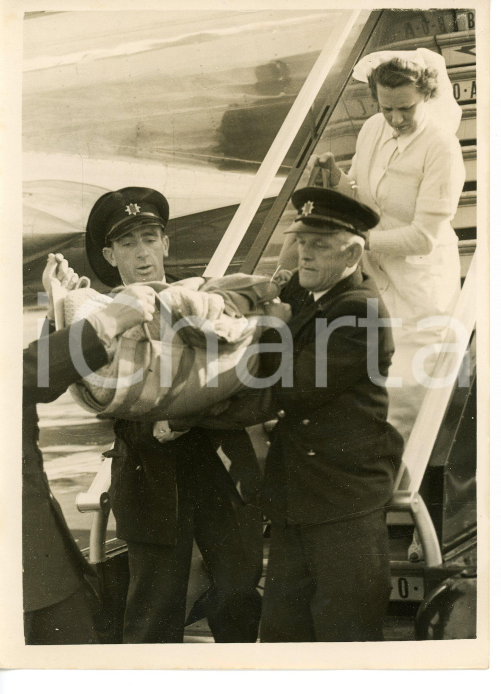 1953 LONDON Ragazza ferita da proiettile vagante soccorsa all'aeroporto *Foto