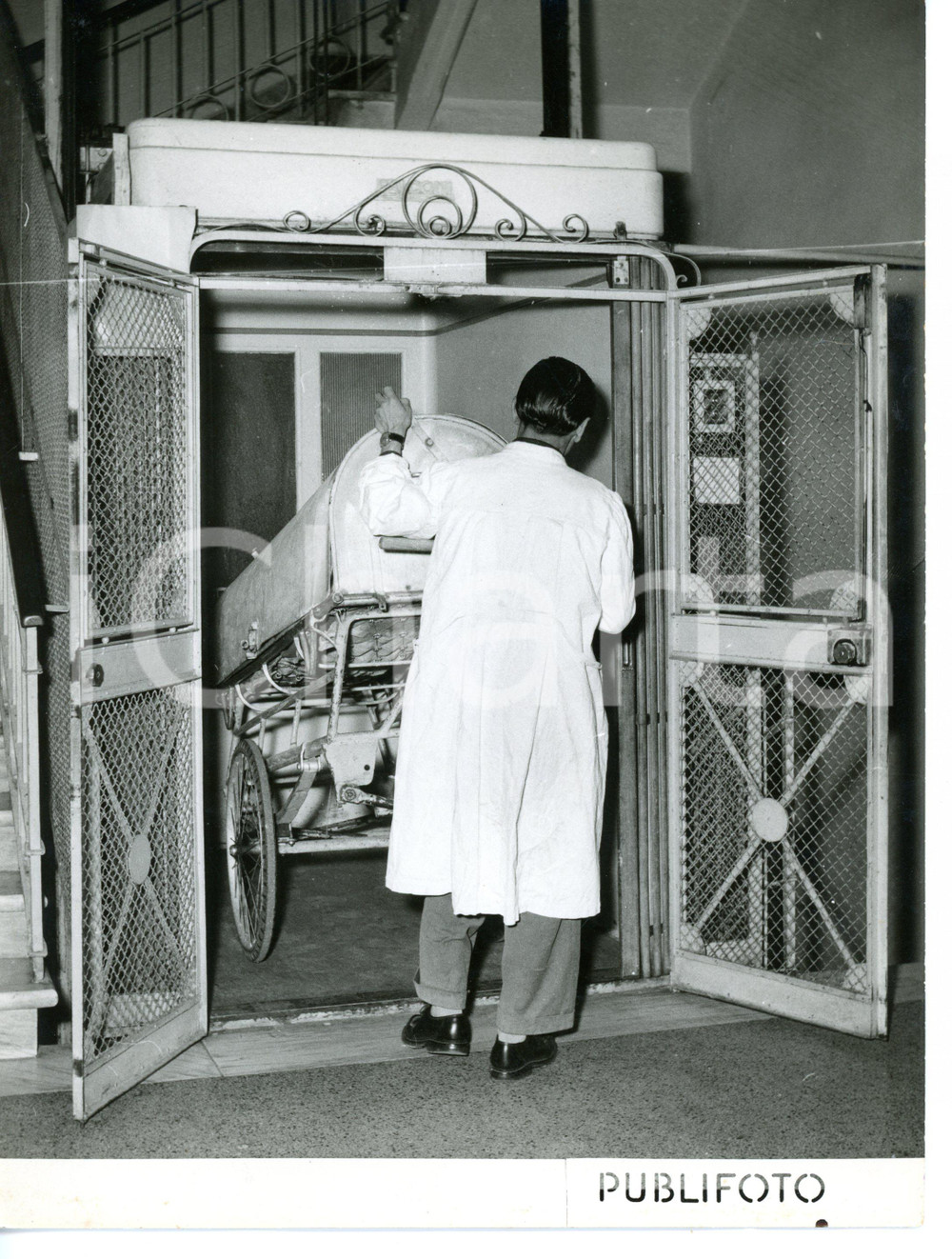 1955 ca GENOVA Infermiere trasporta polmone d'acciaio *Fotografia 18x24 cm