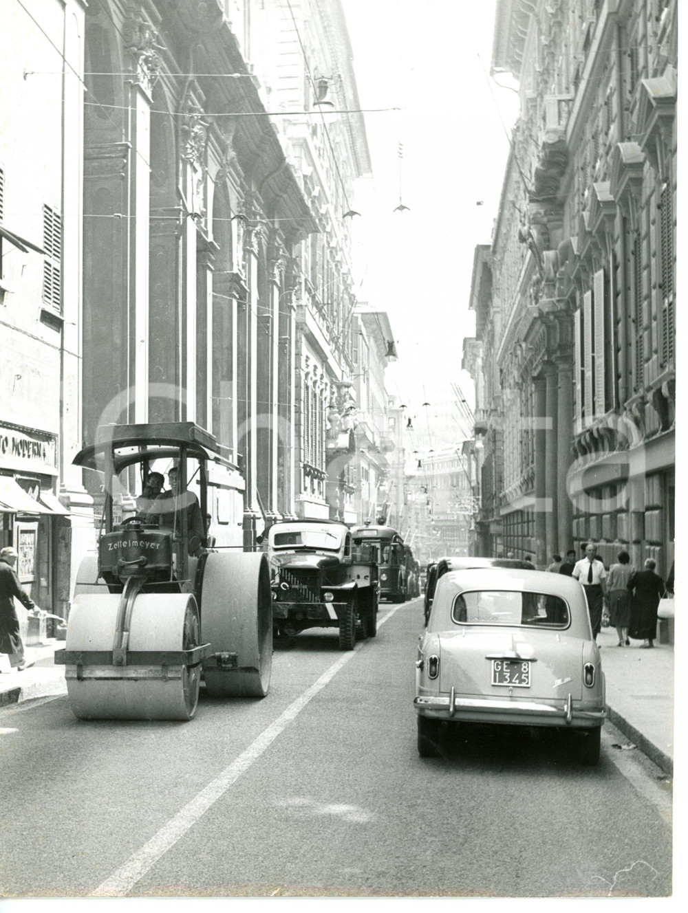 1955 ca GENOVA Centro storico - Passaggio mezzo per lavori autostradali *Foto