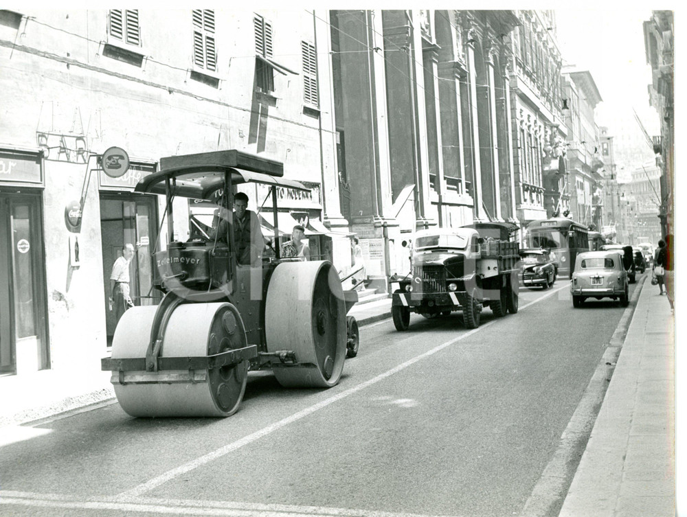 1955 ca GENOVA Centro storico - Passaggio mezzo per lavori autostradali - Foto