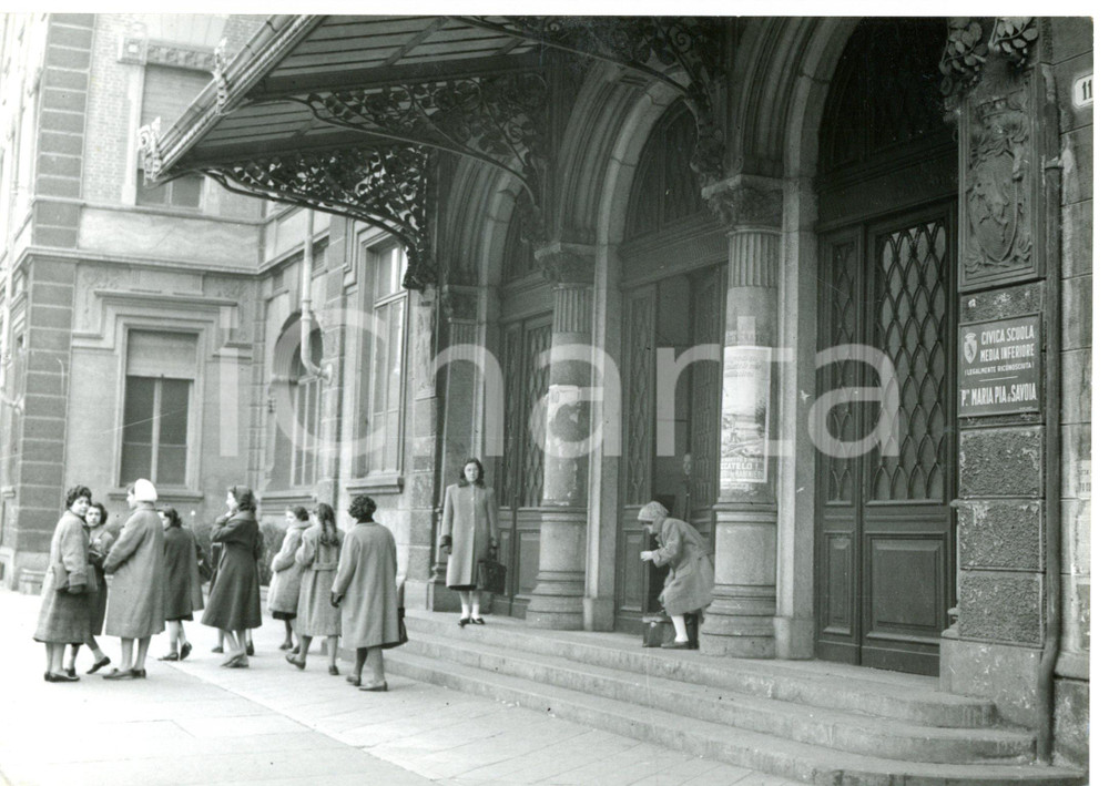 1955 TORINO Ingresso scuola media "Maria Pia di Savoia" al termine delle lezioni