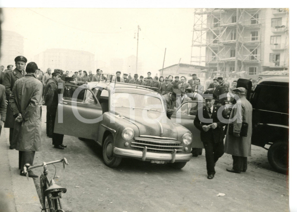 1957 TORINO Carabinieri sul luogo di un suicidio - Auto FIAT 1400 *Foto 18x13 cm