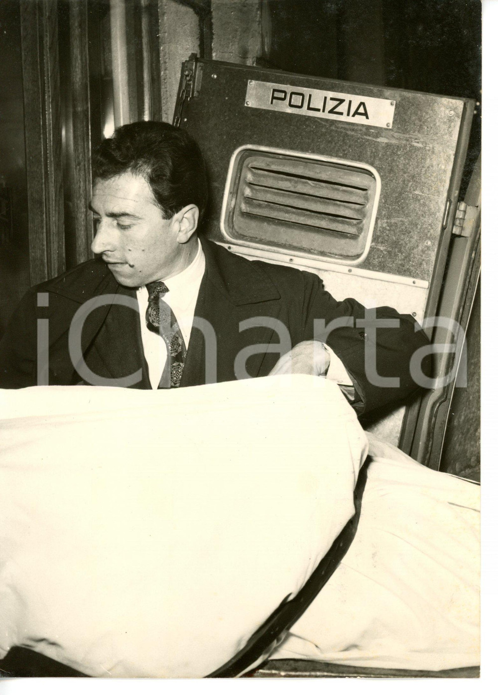 1958 ROMA Via Torino - CRONACA NERA Poliziotto trasporta salma di un omicida 