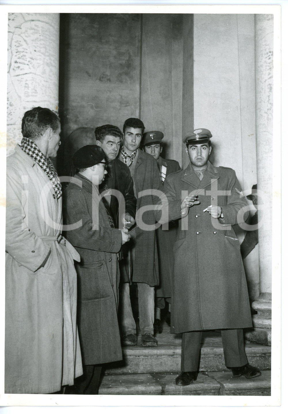1955 PORTOGRUARO - CRONACA NERA Carabinieri e curiosi all'ingresso dell'obitorio