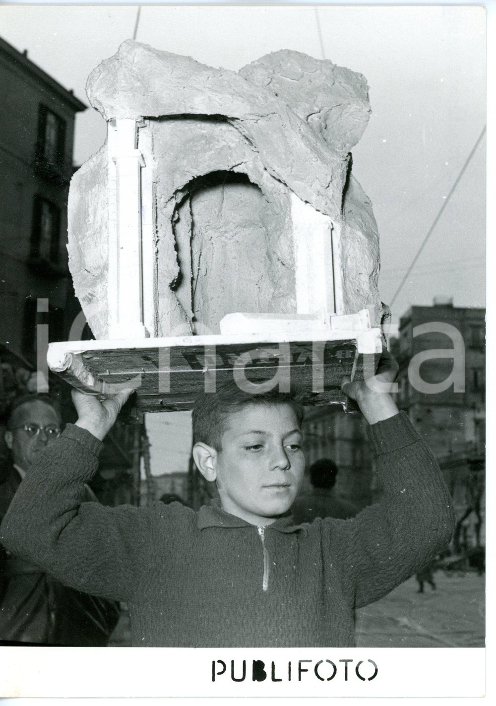 Natale 1953 NAPOLI Bambino regge sulla testa capanna per il Presepe *Foto 13x18