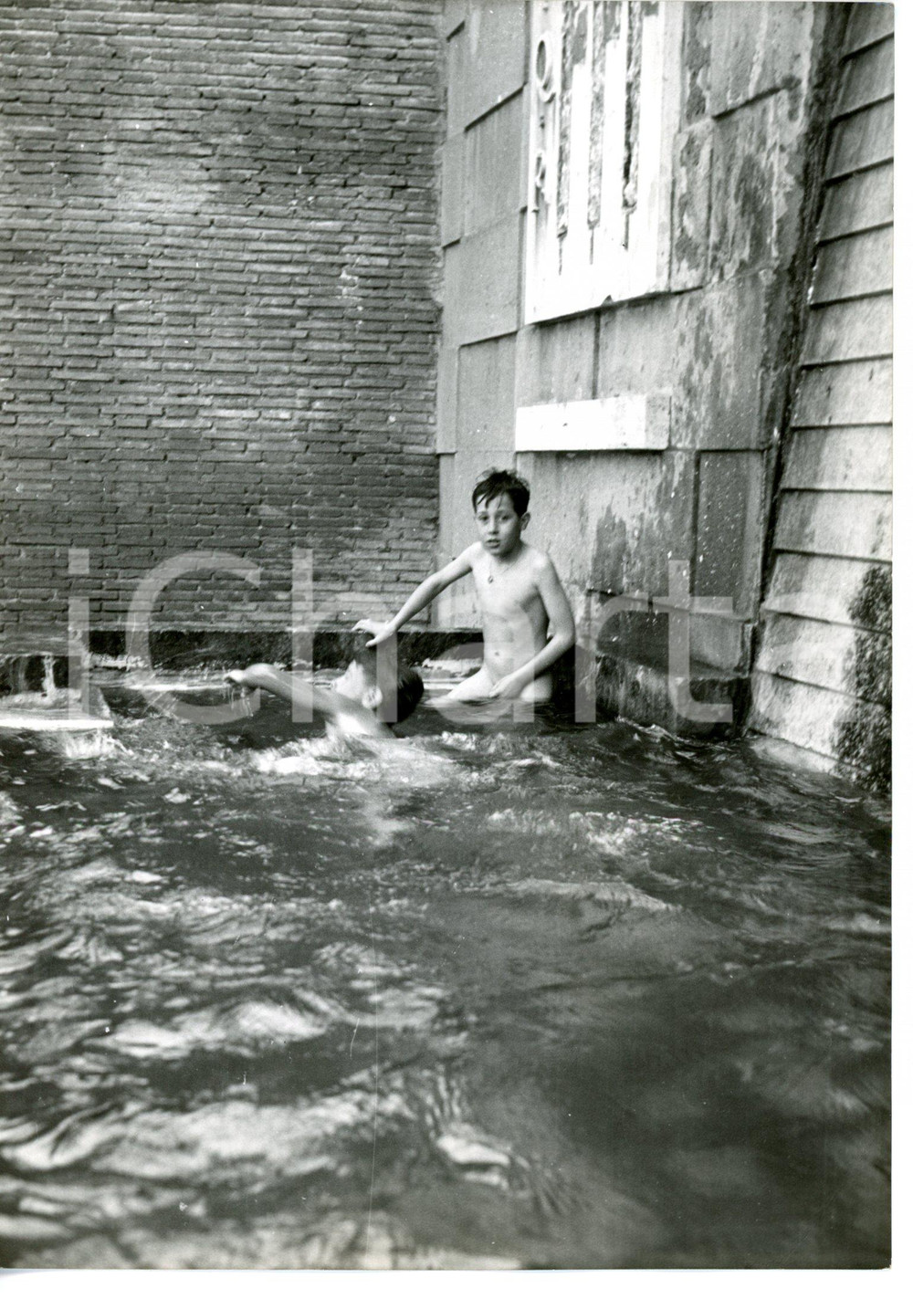 1954 ROMA Bambini fanno il bagno nella Fontana Ninfeo del Palatino *Foto 13x18