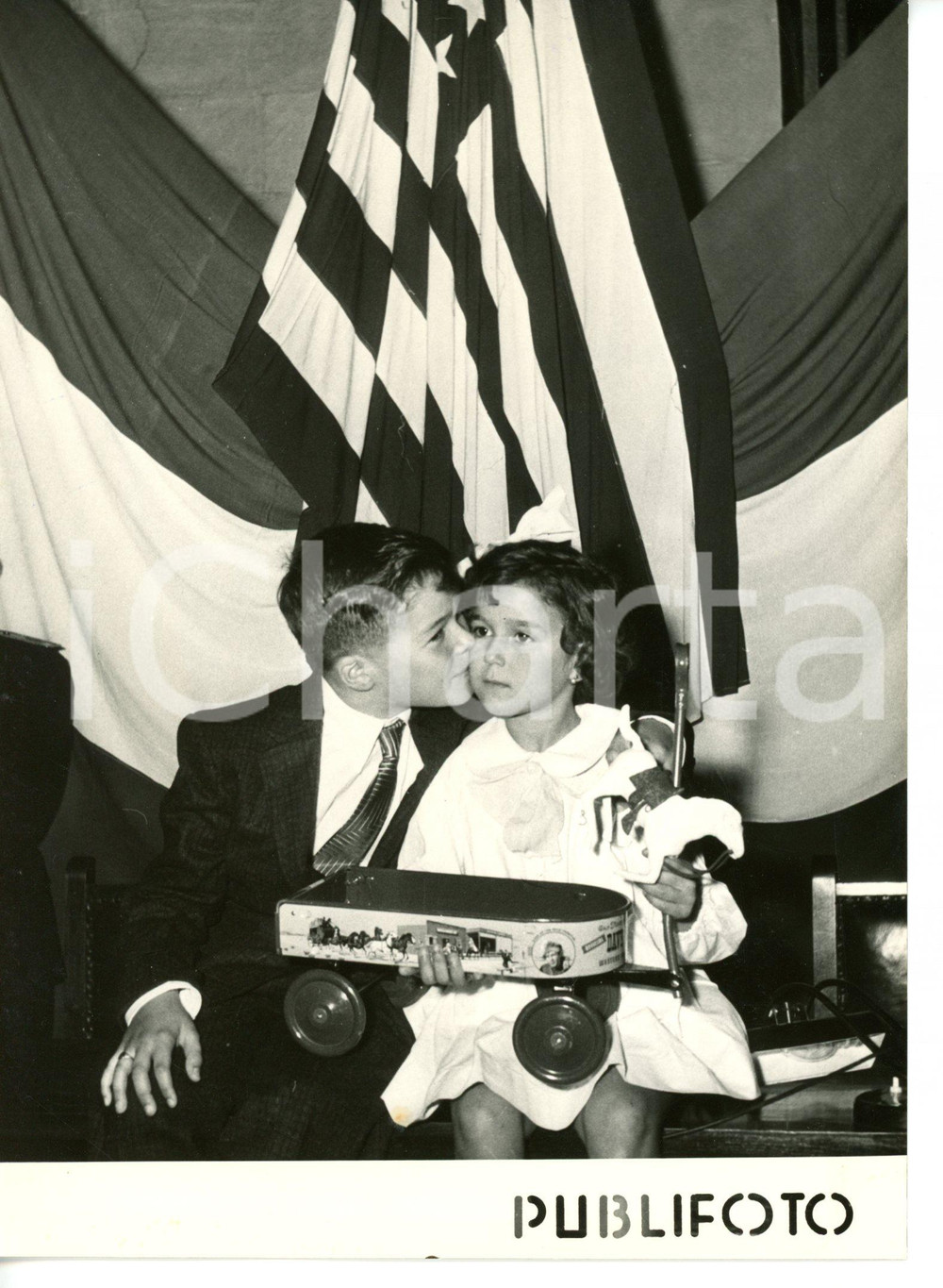 1956 NAPOLI Ambasciatore USA Stanley WERLES bambino distribuisce giocattoli