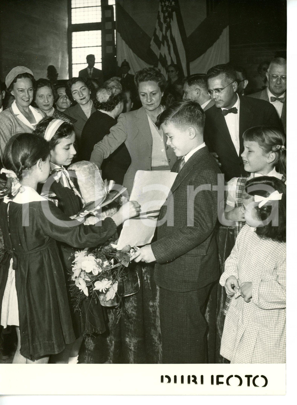 1956 NAPOLI Ambasciatore USA bambino Stanley WERLES distribuisce giocattoli