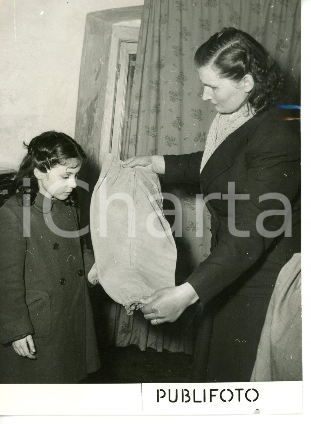 1955 ca CORNIGLIANO - CRONACA NERA Familiari bambino rapito *Fotografia 13x18 cm