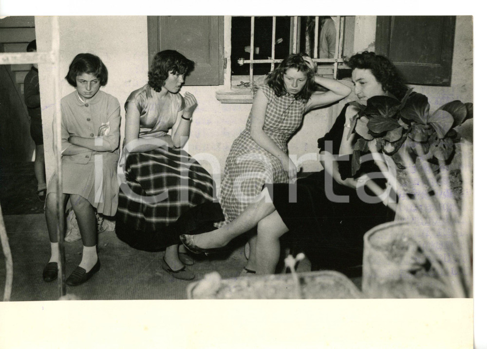 1956 DELITTO DI POMETO - CRONACA NERA Ragazze in attesa dell'interrogatorio FOTO
