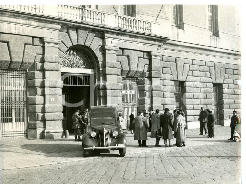 1956 GENOVA Albergo dei Poveri - Folla curiosi e Carabinieri dopo la sparatoria