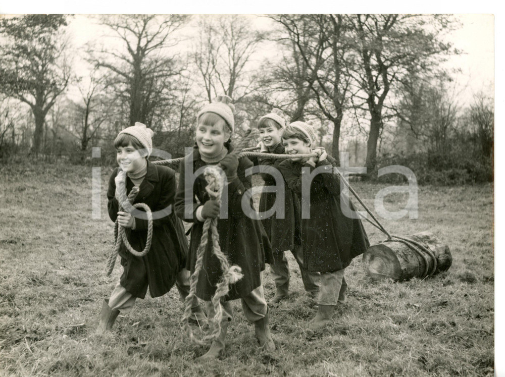 1958 NETTLETON Elm Tree Farm - Four children carrying a log *Foto 20x15 cm