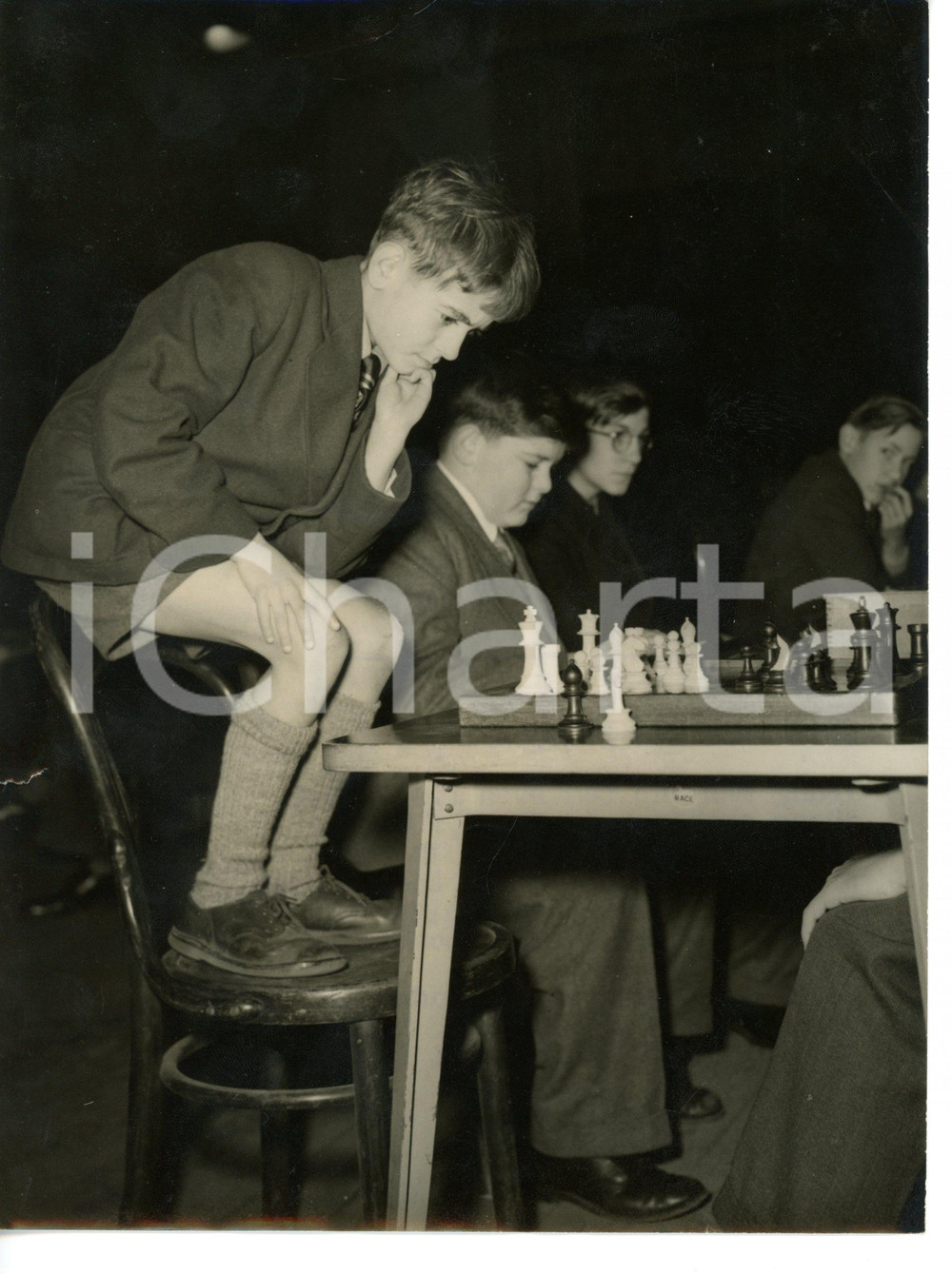 1953 LONDON Boys Chess Championship - Peter FORD studying the board *Foto 15x20