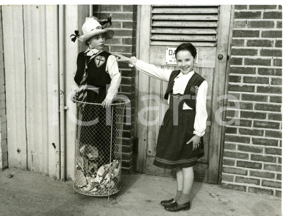 1954 SHEPPERTON STUDIOS The belles of St. Trinians - Baby actress Irene FRENCH 