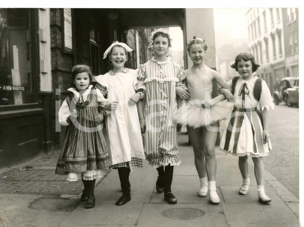 1958 LONDON Scala Theatre - Diana ROCK Tenia DOCWRA Jennifer RHYMES in costume