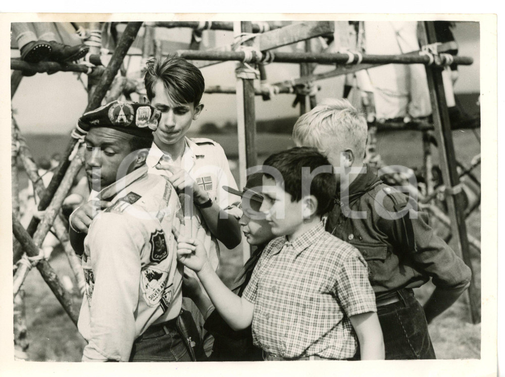 1953 DISLEY Boy Scout Jamboree - Roosevelt BROWN indicating his badges *Foto