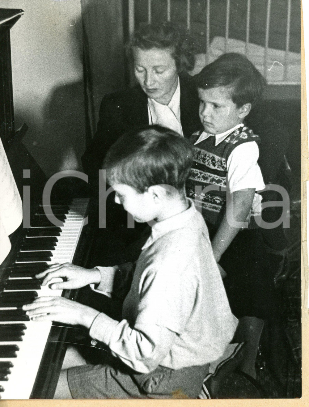 1953 AUSTRIA Edwig CATTARIUS with the CEBOTARI children during music lesson 